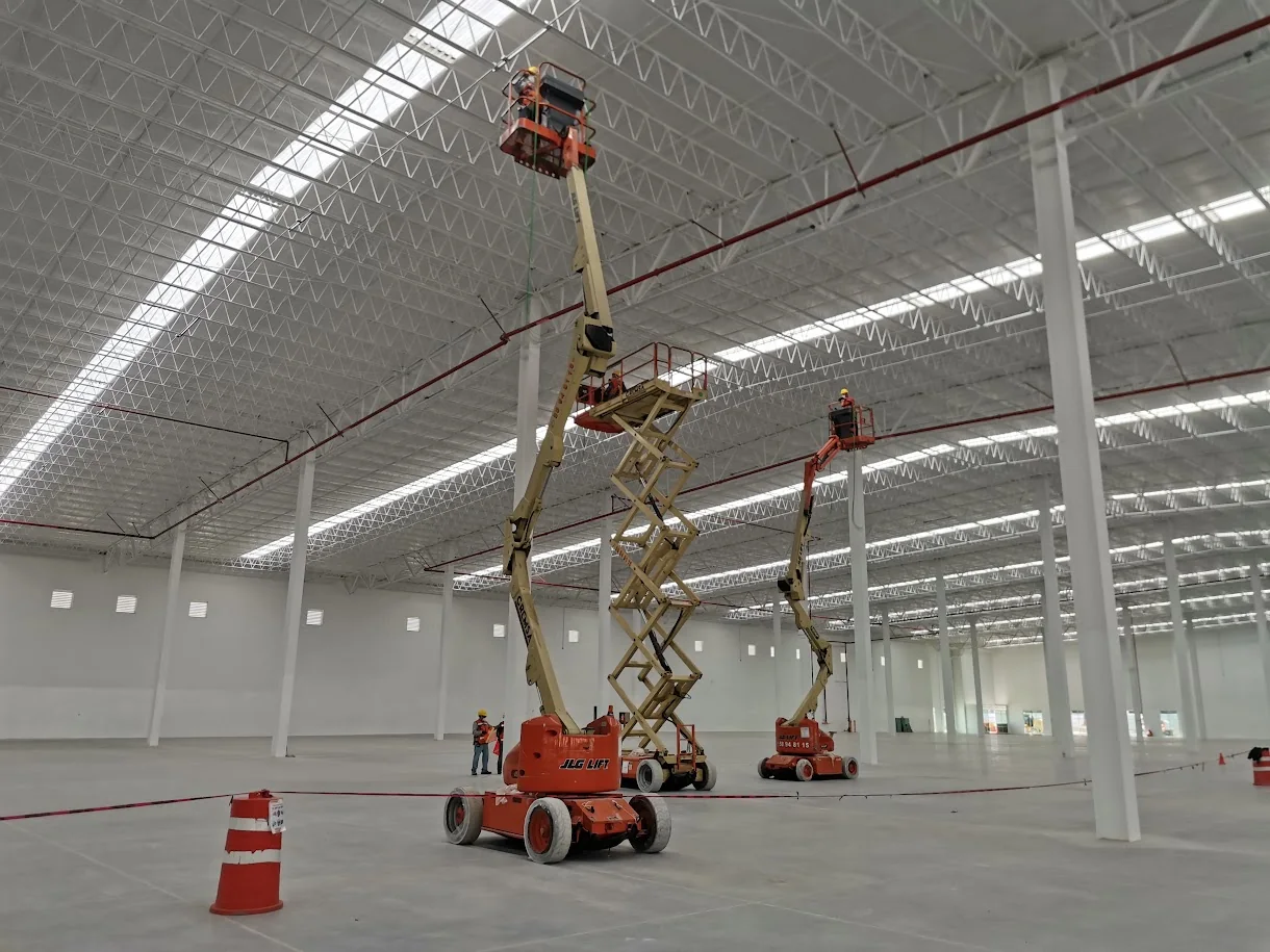 Personal técnico de ELHISA en instalación eléctrica